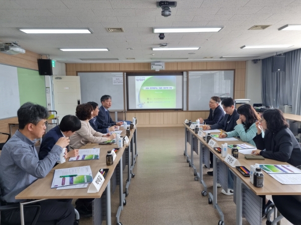 충남교육청 수학여행 지원단이 12일 학교현장의 수학여행 운영 지원 방안에 대해 논의하고 있다.(사진=충남교육청)