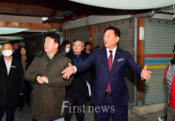 지난해 12월, 김한종 장성군수와 백종원 대표와 황룡전통시장