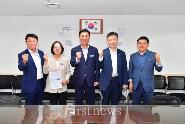 김한종 장성군수(중앙 좌측), 박범수 농림축산식품부 차관(중앙 우측)