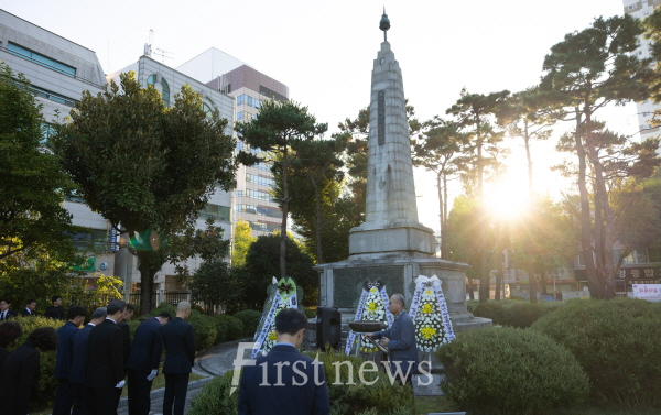 광주제일고등학교 내 광주학생독립운동기념탐에서 참배 이정선 교육감