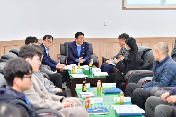 합동집무 현장을 찾은 김한종 장성군수가 공직자들을 격려하고 있다